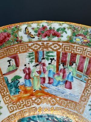 Un bol et un vase de forme bouteille couvert en porcelaine de Chine famille rose de Canton, 19ème — photo 26