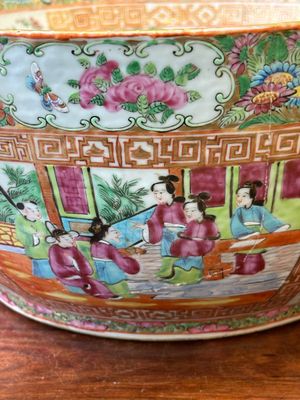 Un bol et un vase de forme bouteille couvert en porcelaine de Chine famille rose de Canton, 19ème — photo 28