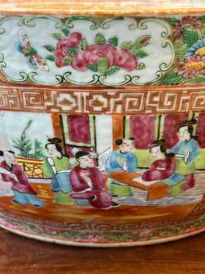 Un bol et un vase de forme bouteille couvert en porcelaine de Chine famille rose de Canton, 19ème — photo 31