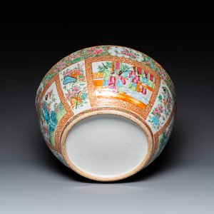 Un bol et un vase de forme bouteille couvert en porcelaine de Chine famille rose de Canton, 19ème — photo 13