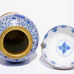 Un bol et un vase en porcelaine de Chine bleu et blanc, le bol marque et époque de Kangxi — photo 5