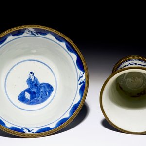 Un bol et un vase en porcelaine de Chine bleu et blanc monté en bronze, Kangxi — photo 5