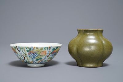 Un bol et un vase en porcelaine de Chine, marques de Yongzheng et Qianlong, 18 et 20ème
