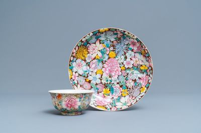 Un bol et une assiette en porcelaine de Chine famille rose à décor millefleurs, marque de Qianlong, République