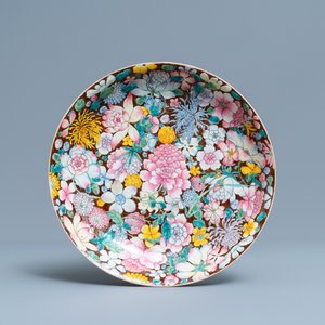 Un bol et une assiette en porcelaine de Chine famille rose à décor millefleurs, marque de Qianlong, République — photo 2