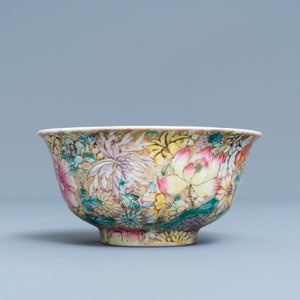 Un bol et une assiette en porcelaine de Chine famille rose à décor millefleurs, marque de Qianlong, République — photo 5