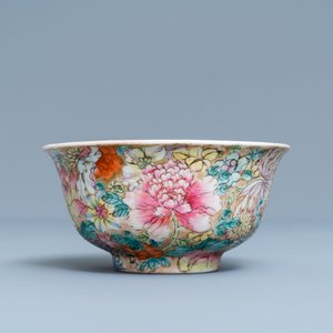 Un bol et une assiette en porcelaine de Chine famille rose à décor millefleurs, marque de Qianlong, République — photo 6