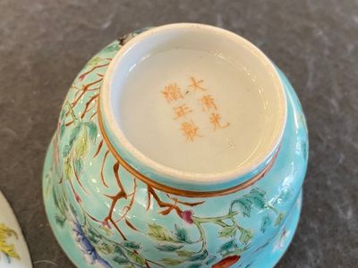 Un bol et une assiette en porcelaine de Chine famille rose à fond turquoise, marque et époque de Guangxu — photo 3