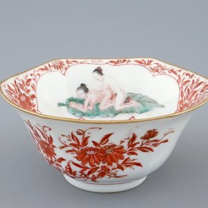 Un bol hexagonal en porcelaine de Chine à décor érotique, 19/20ème — photo 1
