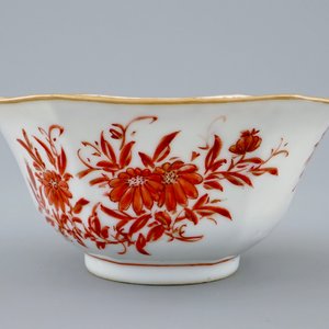 Un bol hexagonal en porcelaine de Chine à décor érotique, 19/20ème — photo 2