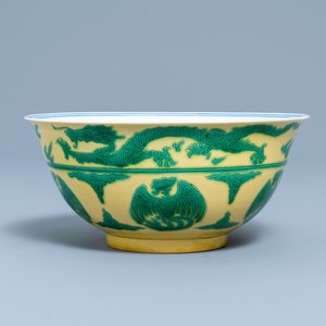 Un bol impérial en porcelaine de Chine en jaune et vert à décor de dragons et phénix, marque et époque de Kangxi — photo 1