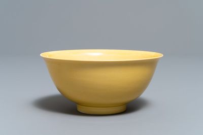 Un bol impérial en porcelaine de Chine jaune monochrome, marque et époque de Kangxi