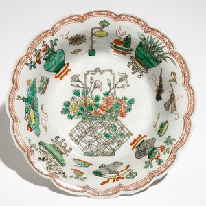 Un bol lobé en porcelaine de Chine famille verte à décor d'antiquités, Kangxi — photo 1