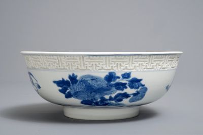 Un bol 'mantou' en porcelaine de Chine bleu et blanc, Kangxi