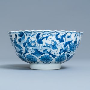 Un bol moulé en forme de lotus en porcelaine de Chine en bleu et blanc, marque de Chenghua, Kangxi — photo 2
