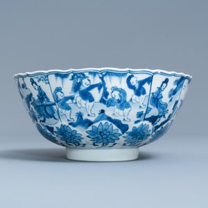 Un bol moulé en forme de lotus en porcelaine de Chine en bleu et blanc, marque de Chenghua, Kangxi — photo 5