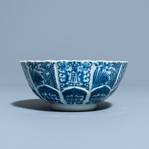 Un bol moulé en forme de lotus en porcelaine de Chine en bleu et blanc, marque de Jiajing, 19ème — photo 2