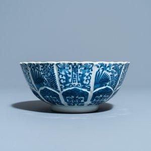 Un bol moulé en forme de lotus en porcelaine de Chine en bleu et blanc, marque de Jiajing, 19ème — photo 4