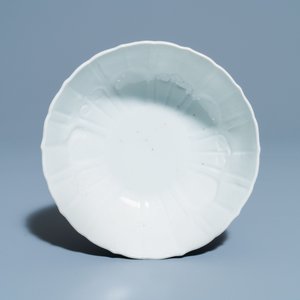 Un bol moulé en forme de lotus en porcelaine de Chine en bleu et blanc, marque de Jiajing, 19ème — photo 6