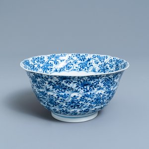 Un bol moulé en porcelaine de Chine en bleu et blanc à décor floral, Kangxi — photo 1