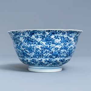 Un bol moulé en porcelaine de Chine en bleu et blanc à décor floral, Kangxi — photo 4