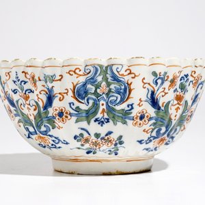 Un bol polylobé en faïence de Delft en palette cachemire, vers 1700 — photo 2