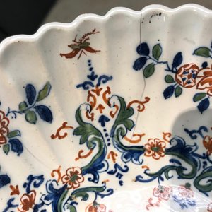 Un bol polylobé en faïence de Delft en palette cachemire, vers 1700 — photo 9