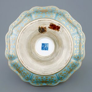 Un bol polylobé en porcelaine de Chine bleu de lavende et doré dans sa boîte, 20ème — photo 4