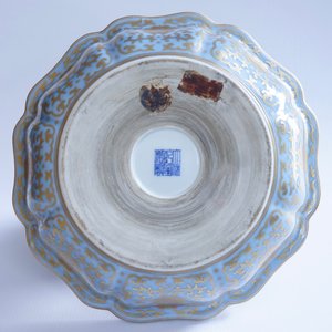 Un bol polylobé en porcelaine de Chine bleu de lavende et doré dans sa boîte, 20ème — photo 7
