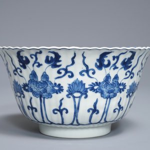 Un bol polylobé en porcelaine de Chine bleu et blanc, Kangxi — photo 3