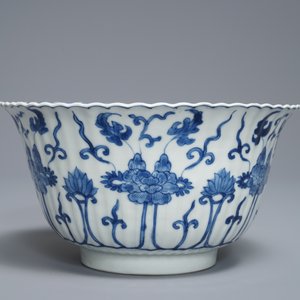 Un bol polylobé en porcelaine de Chine bleu et blanc, Kangxi — photo 4