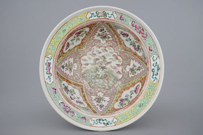 Un bol profond avec inscription en porcelaine de Chine famille rose, 19ème