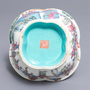 Un bol quadrilobe en porcelaine de Chine famille rose, marque de Tongzhi, 19ème — photo 7