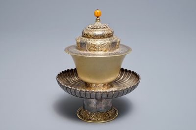 Un bol rituel en jade sur support en argent doré, Tibet, 19ème