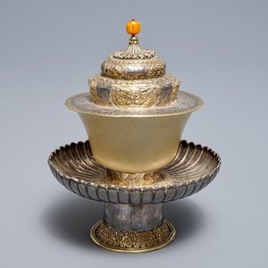 Un bol rituel en jade sur support en argent doré, Tibet, 19ème — photo 1