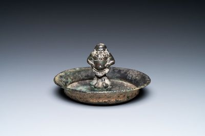 Un bol romain en bronze orné d'un satyr, probablement 3/6ème