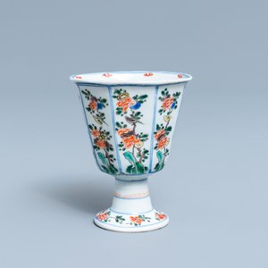 Un bol sur piedouche de forme octagonale en porcelaine de Chine famille verte, Kangxi — photo 1