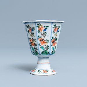 Un bol sur piedouche de forme octagonale en porcelaine de Chine famille verte, Kangxi — photo 2