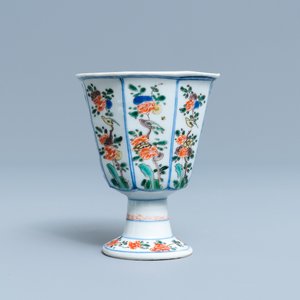 Un bol sur piedouche de forme octagonale en porcelaine de Chine famille verte, Kangxi — photo 3
