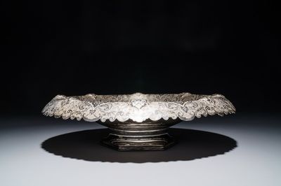 Un bol sur piedouche en argent gravé, Iran, 1967-1979