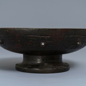 Un bol sur piedouche en bronze, Chine, Ming — photo 4