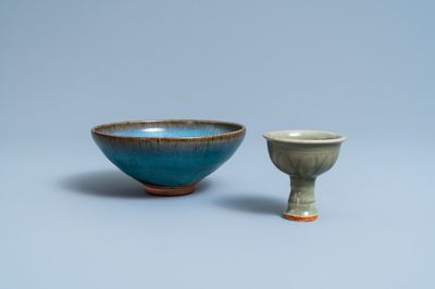 Un bol sur piedouche en porcelaine céladon de Longquan et un bol de type Junyao, Ming et/ou après