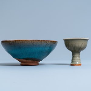 Un bol sur piedouche en porcelaine céladon de Longquan et un bol de type Junyao, Ming et/ou après — photo 3