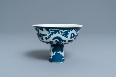 Un bol sur piedouche en porcelaine de Chine à décor incisé d'un dragon sur fond bleu, marque de Xuande, République