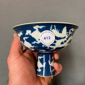 Un bol sur piedouche en porcelaine de Chine à décor incisé d'un dragon sur fond bleu, marque de Xuande, République — photo 13