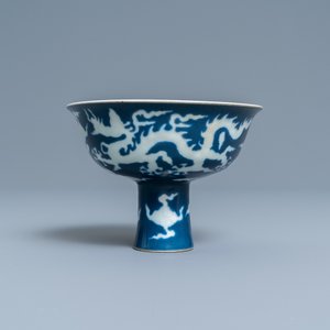 Un bol sur piedouche en porcelaine de Chine à décor incisé d'un dragon sur fond bleu, marque de Xuande, République — photo 4