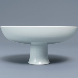 Un bol sur piedouche en porcelaine de Chine blanc monochrome, marque et époque de Qianlong — photo 2