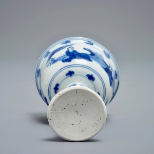 Un bol sur piedouche en porcelaine de Chine bleu et blanc, Chongzhen — photo 7