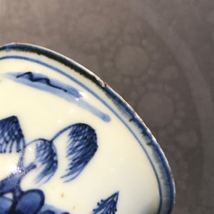 Un bol sur piedouche en porcelaine de Chine bleu et blanc, époque Transition — photo 8