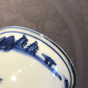 Un bol sur piedouche en porcelaine de Chine bleu et blanc, époque Transition — photo 9